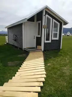 Pasarela de madera de acceso a la puerta principal de Cabaña Magia en Puerto Natales
