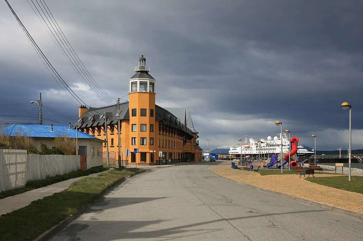 Costanera de Puerto Natales junto al Canal Señoret en la Patagonia chilena