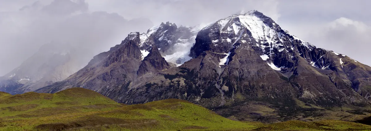 Cumbre nevada y glaciares de la cordillera patagónica en la provincia de Última Esperanza