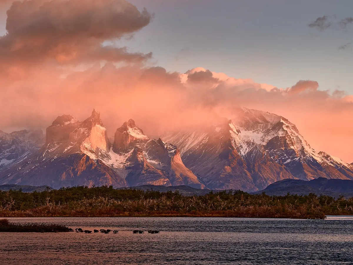 Cuernos del Paine al amanecer en el Parque Nacional Torres del Paine, principal atractivo turístico cercano a Puerto Natales